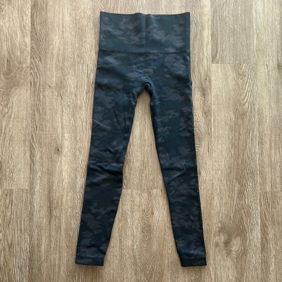 SPANX Look at Me Now Camo Seamless Leggings Black Small Shaping High Rise - Picture 3 of 4
